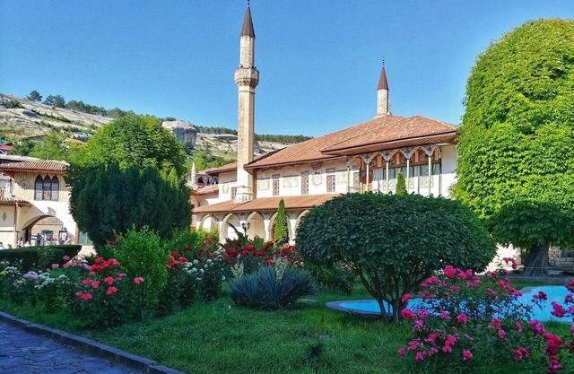 Easy for the airport, surrounded by greenery