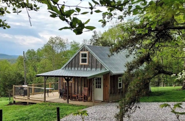 Ebenezer Cabin-Private Hot Tub, cozy Cabin w/Loft
