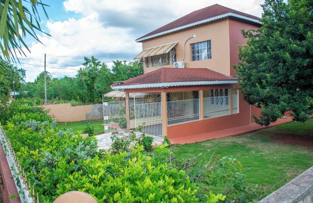 EBONVIEW Charming 4-bedroom B&B with AC and WiFi in fabulous Spanish Town