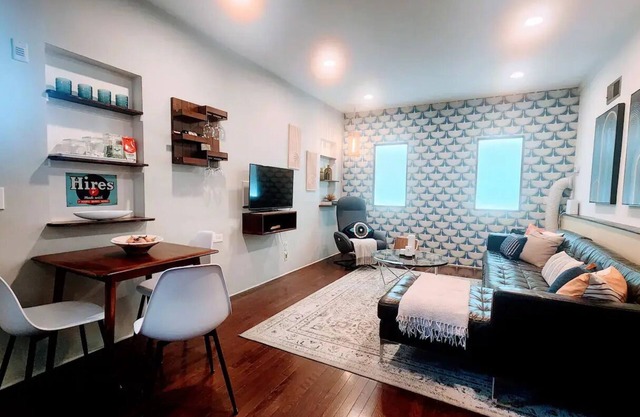 Echo Park Canyon - laundry, parking, large pationn