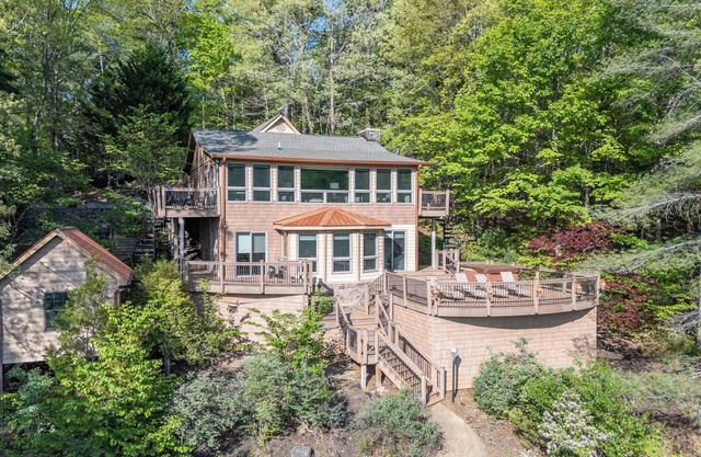 Echoes On The Lake - Blue Ridge GA