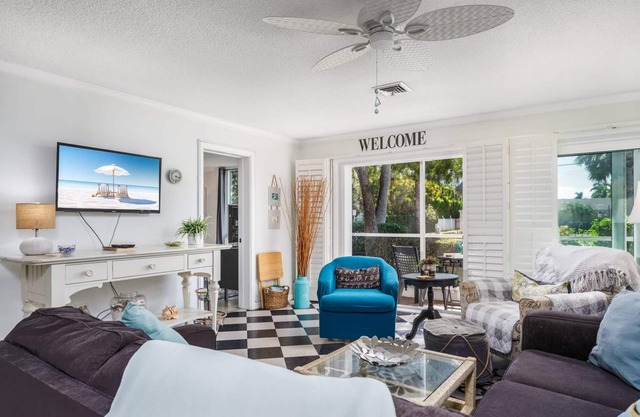 Eclectic Cottage Condo Steps to Lido Beach & St. Armand's, Heated Pool, Spa, & Parking Included!