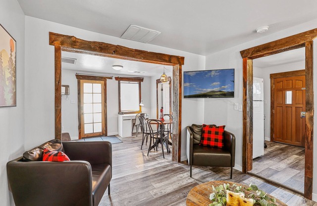 Eclectic & Fun Lumberyard Urban Cabin #2 in downtown, next to NAU