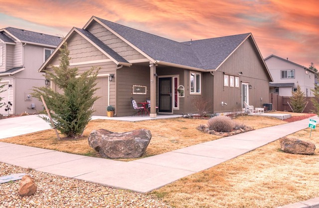Eclectic SE Bend home ~ Close to Shopping ~ Close to Old Mill