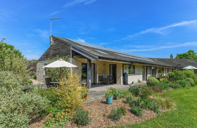 Eco 2-Bed Bungalow with Biodiverse Garden & Solar
