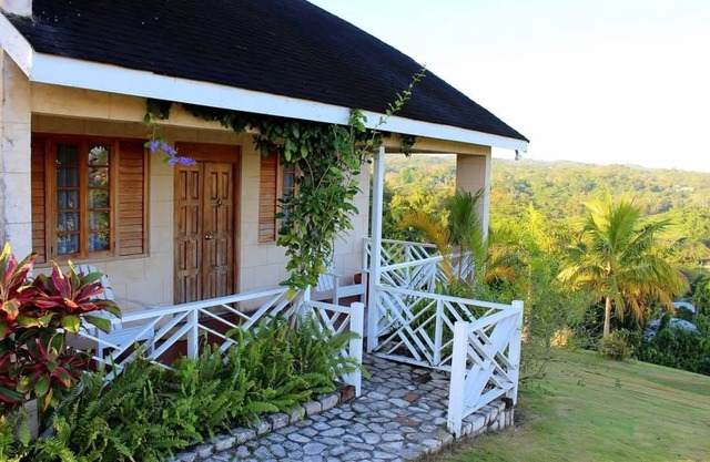 Eco-Family Friendly 4-bedroom Parakeet Hill B&B Villa