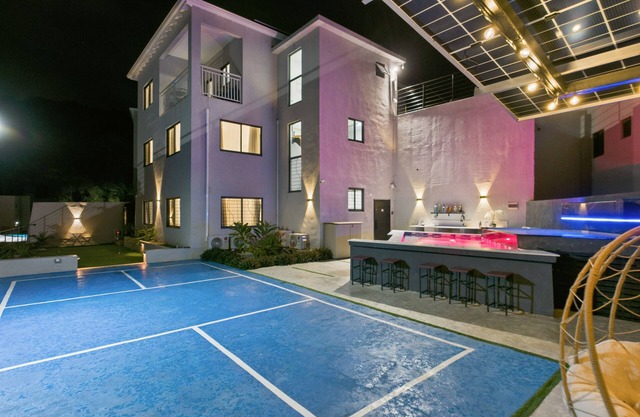 Eco-Luxe Ocean View 6-bed villa with Pool-Pickleball-Golf-Gated-WiFi & AC for 10