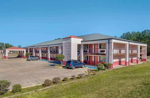 Econo Lodge Inn & Suites Forest