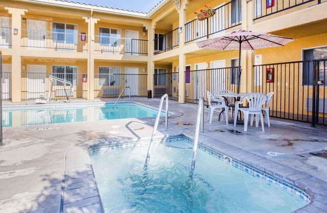 Econo Lodge Inn & Suites Lodi - Wine Country Area