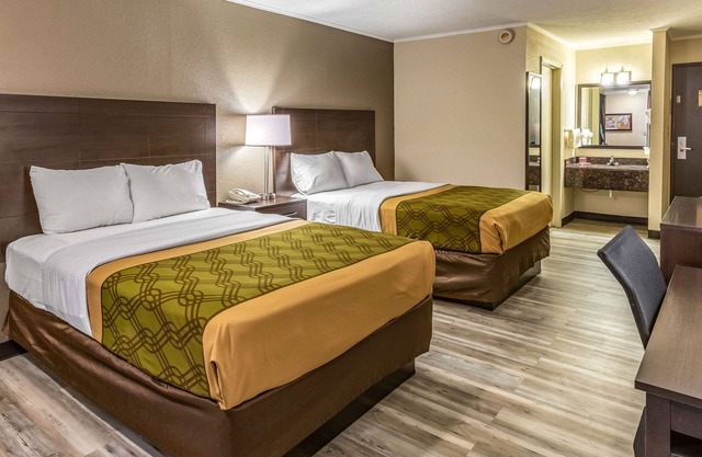 Econo Lodge Inn & Suites Newton