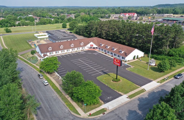 Econo Lodge Inn & Suites