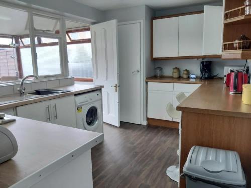Eddiwick House - Huku Kwetu Dunstable -Spacious 4 Bedroom House - Private garden & parking -Free Wifi-indoor play area-close to London Luton Airport