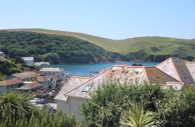 EDDYSTONE, pet friendly, character holiday cottage in Hope Cove