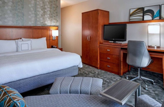 Eden Prairie Getaway! Indoor Swimming Pool, Pets Are Allowed with Fee