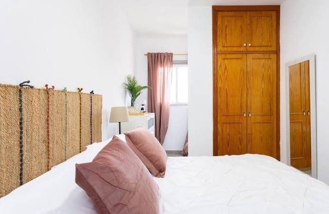 Eden Rentals 103 Surfy Stylish BedandCoffee Room