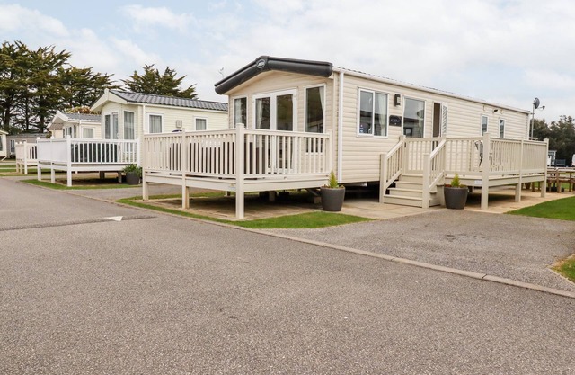 EDEN WAY 45, pet friendly, country holiday cottage, with pool in Par