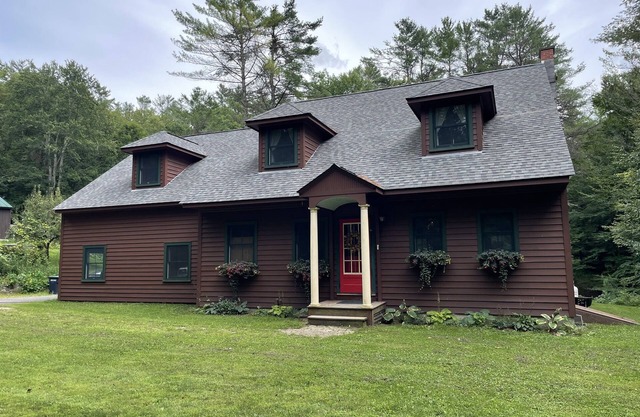 Edgewood, Beautiful custom built 5 bdrm home w/fire pit, game room, scenic pond