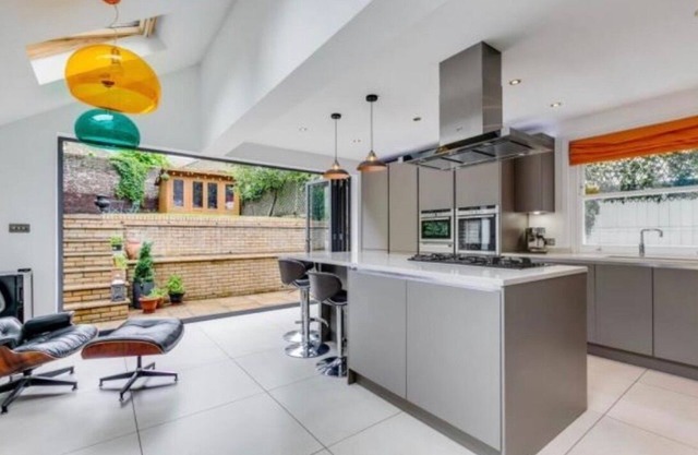 Edwardian House close to River Thames and Kew Gardens