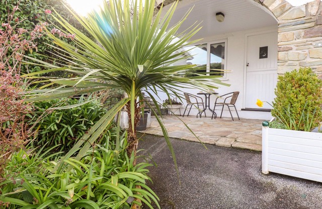 EDYVEAN, character holiday cottage, with a garden in Mevagissey