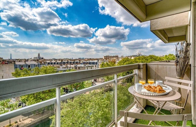 Eiffel Tower view Chic studio with balcony & lift