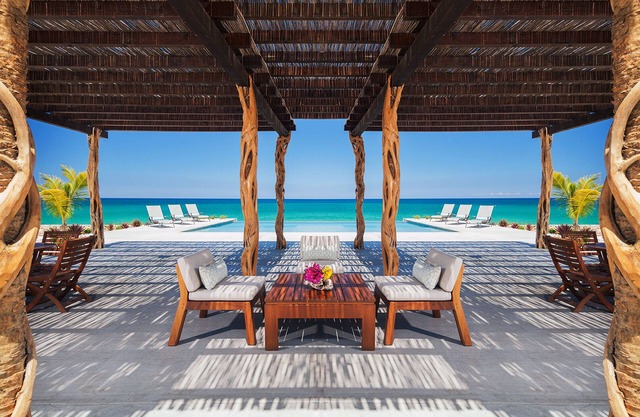 El Cardonal 4 bedrooms 4 1/2 baths,sleeps 10 Oceanfront, Concierge and Staff