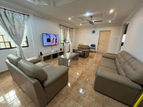 [El Casa] Homestay Miri (8 Pax)
