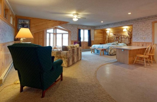 Elbow Lake Lodge: Eagles Nest Studio Suite