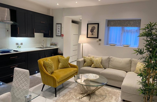 Elegant 2 Bed Flat in Chiswick High Road