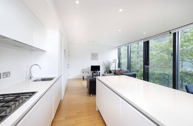 Elegant 2-bed flat near The Meadows w/parking