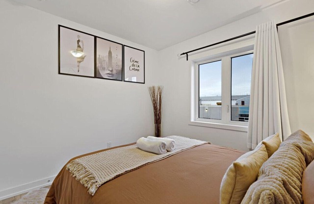 Elegant 2BR Suite | 7 Mins to Falls | Sleeps 4!