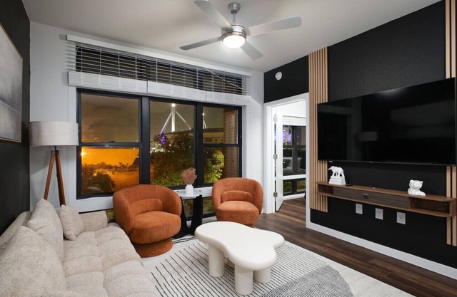 Elegant 2BR-w/Parking, Near Riverwalk & Conv Ctr