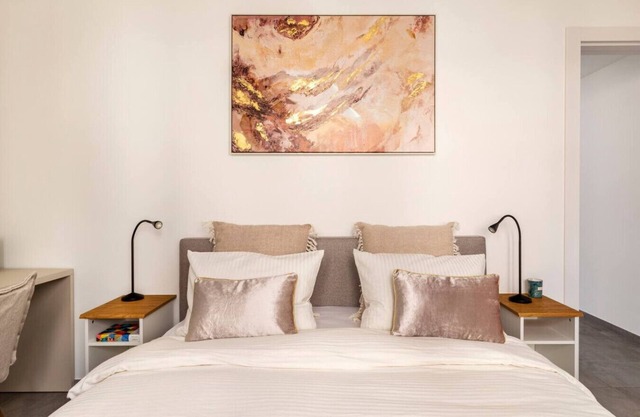 Elegant 3.5-room air-conditioned apartment with free parking space