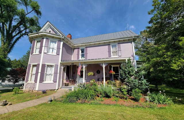 Elegant 3 bdr/3 bath home in the village of Little Washington! Gourmet kitchen!