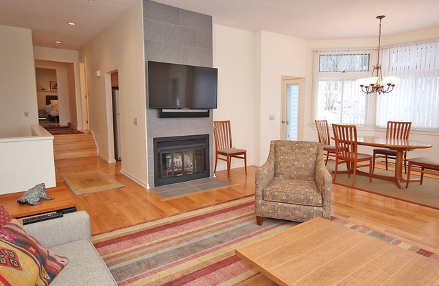 Elegant 4 BR condo in Lenox, MA- completely new- 3 min from Tanglewood