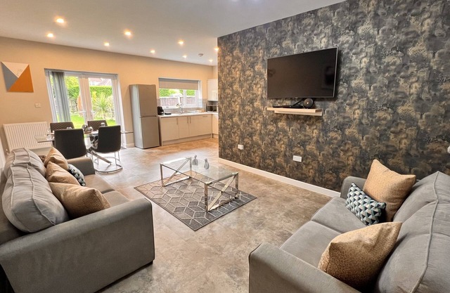 Elegant 5-Bed House - Solihull, NEC & Airport