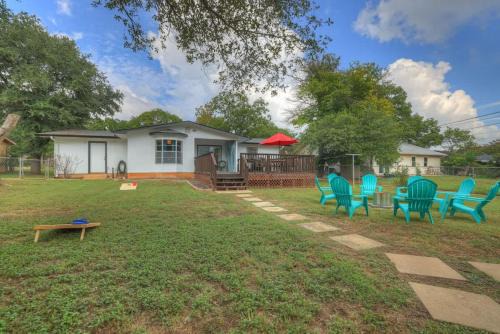 Elegant and Stylish Glenmoor Abode - 5 min to Town