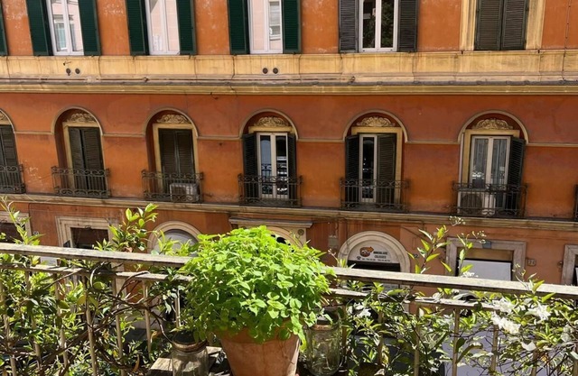 Elegant apartment with balcony at the Colosseum.