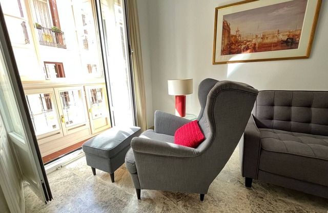 Elegant apt in cultural Málaga city and quiet area next to Cathedral. lift, WIFI