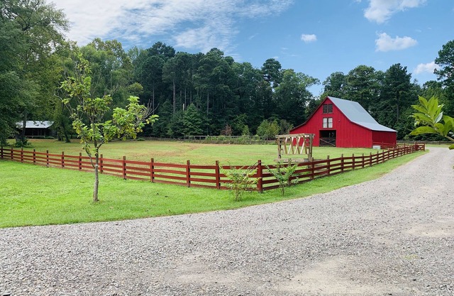Elegant Barn king bed near crater of diamonds