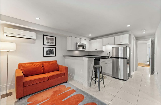 Elegant Capitol Hill Apartment/One block to Metro
