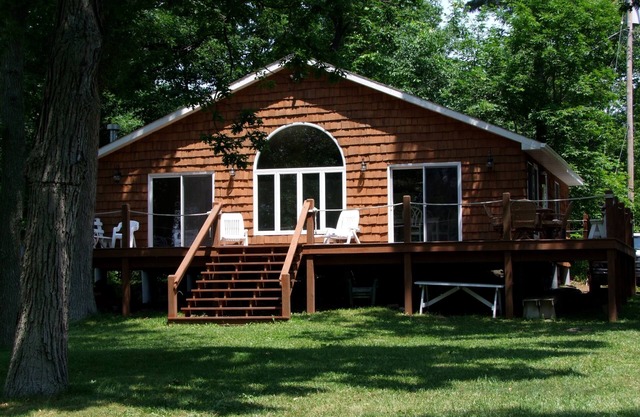 Elegant Chalet Style, Large Deck, Huge Spacious Green Yard, Riverfront
