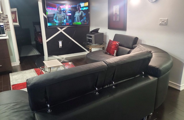 Elegant Home Away From Home. (Unit Apartment)