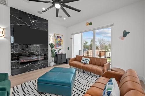 Elegant home with Houston cityscape and rooftop