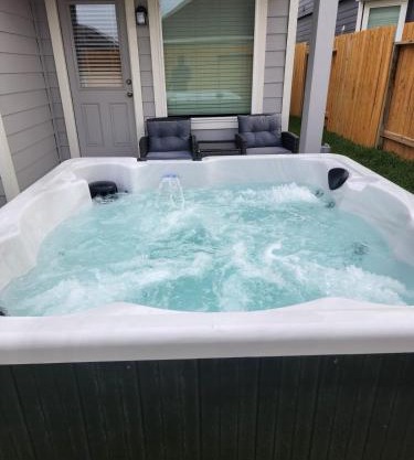 Elegant Home with Jacuzzi hot tub and pool table