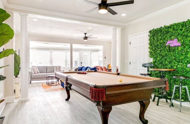 Elegant House, 5 min from beach, Private Driveway, Fire Pit, Outdoor Patio!