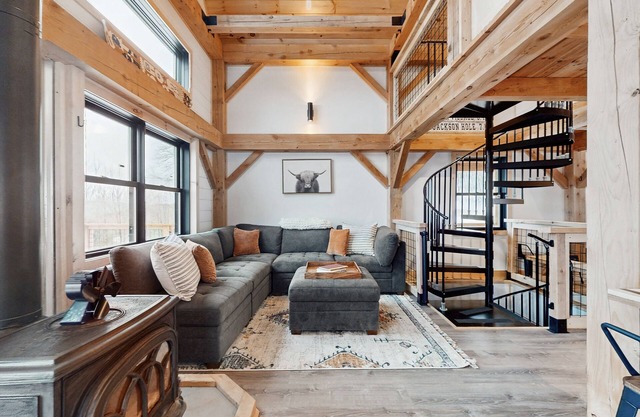 Elegant house w/mountain views, trail to riverfront, balcony, dog-friendly, bbq