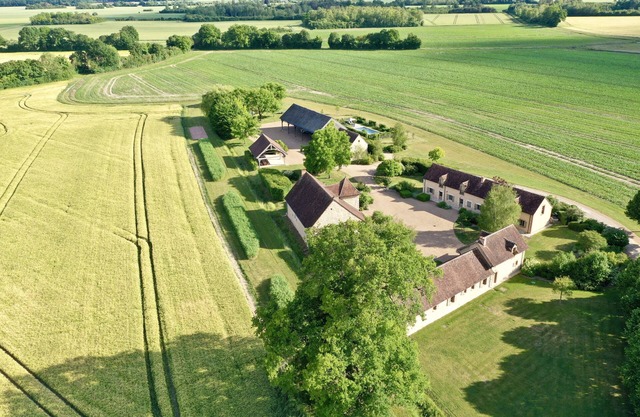 Elegant manor house for 18 people with private pool