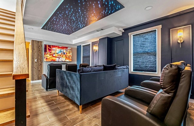 Elegant Mini Mansion w/HotTub, Movie Theater, Bar & Yoga! Downtown, Sleeps 16nn