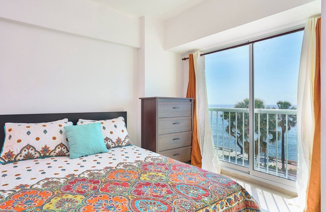 Elegant Modern Business Ready Apt Panoramic 413