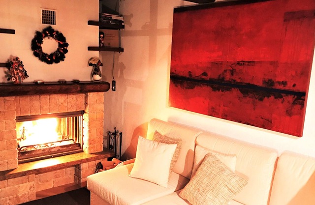 Elegant mountain chalet on two levels, on the ski slopes